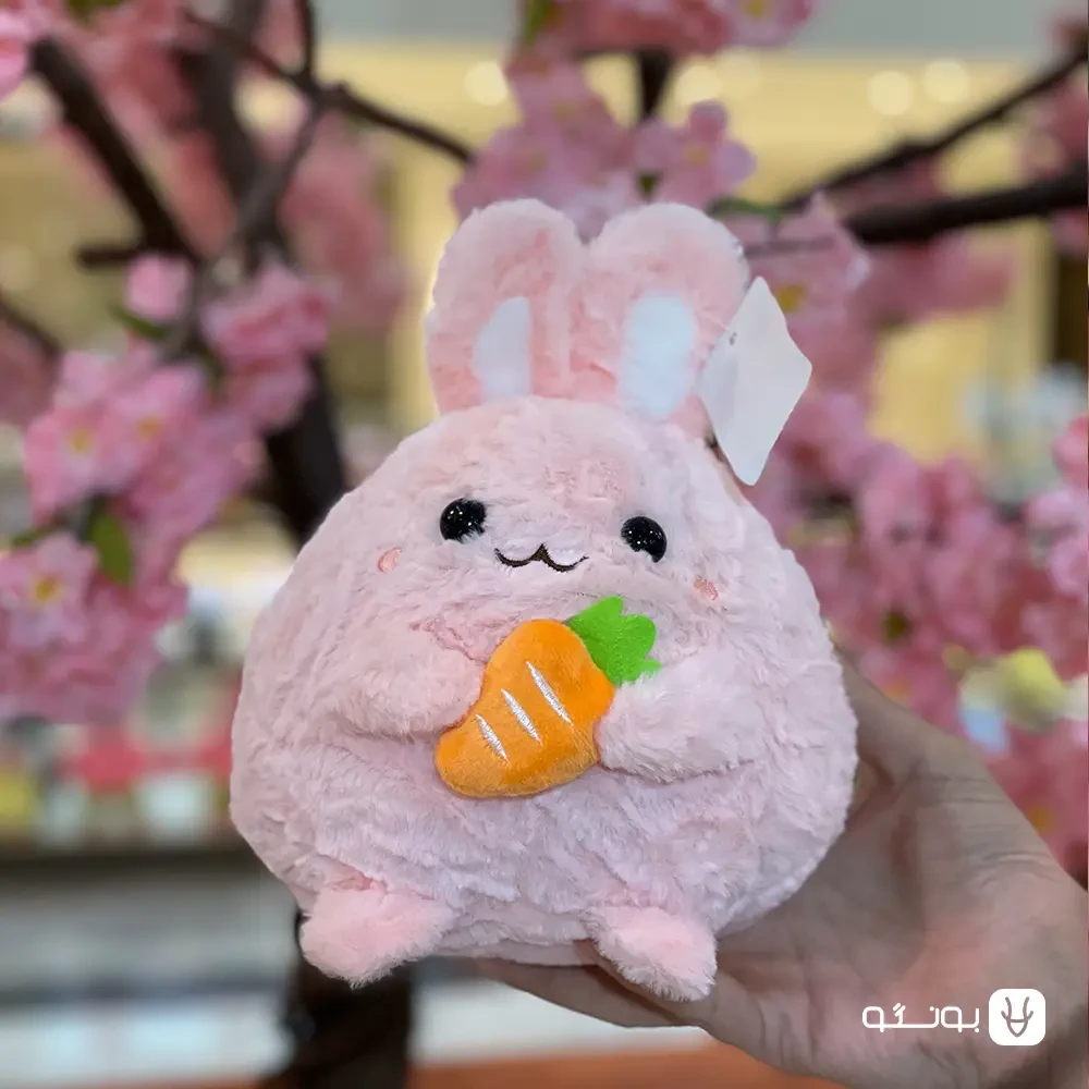عروسک خرگوش گرد هویج به دست